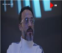  عمرو عبد الجليل إنسان آلي في الحلقة ١٩ من مسلسل "النهاية"   