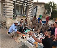صور| بعد التصالح.. أحمد فلوكس يتناول الإفطار مع أفراد أمن «الكومباوند» 