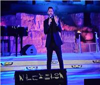 تامر حسني يختتم حفل عيد الفطر بأغنية «يانا يا مفيش»