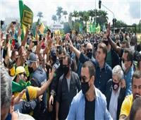 رغم كورونا.. الرئيس البرازيلي يشارك في مسيرة بدون كمامة