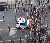 فيديو| سيارة شرطة تصطدم بالمتظاهرين في أمريكا.. والسلطات تبدأ التحقيق