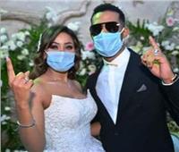 محمد رمضان يرفع شعار "نمبر وان" بالكمامة في زفاف شقيقته