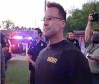 بالفيديو| شرطي أمريكي يشارك في احتجاجات «جورج فلويد»
