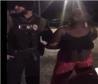 فيديو| «سيدة سوداء» تقابل الاعتقال بالرقص والغناء في الولايات المتحدة