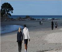 نيوزلندا تحتفل برفع قيود كورونا «بالقبلات والأعناق»