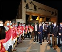 صور | بالأعلام المصرية.. شاهد وصول المصريين المحتجزين في ليبيا إلى أرض الوطن