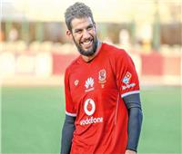 مدرب الأهلي يجتمع بشريف إكرامي