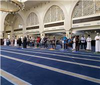 صور| العشرات يؤدون صلاة الظهر بالمسجد الجامع.. والالتزام بالكمامات واصطحاب «المصلية»