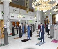 محافظ أسوان يصلي المغرب بالمسجد الجامع لمتابعة تطبيق الإجراءات الاحترازية