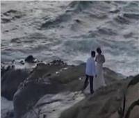 قررا عقد قرانهما على شاطئ البحر.. لكن الأمواج كان لها رأي أخر| فيديو 
