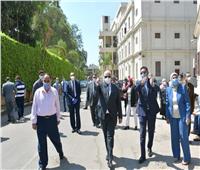 صور| رئيس جامعة القاهرة يتفقد لجان الامتحانات.. في جولته الأولى