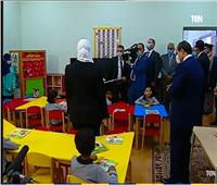 فيديو| «الرئيس الأب» ..السيسي يشاهد فقرة العرائس مع أطفال حي الأسمرات