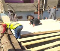 تركيب أسقف خشبية لمنازل الأسر الفقيرة في قرية سبيل مكي بكوم أمبو