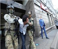 شاهد.. لحظة القبض على رجل هدد بتفجير مصرف في أوكرانيا