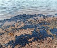 تلوث بترولي بأحد شواطئ رأس غارب شمال البحر الأحمر