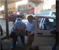 صور| محافظ الجيزة يوفر سيارة لمواطنة تشكو صعوبة الوصول لمقرها الانتخابي