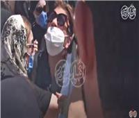 فيديو.. انهيار إبنة  شويكار أثناء تشييع جنازتها