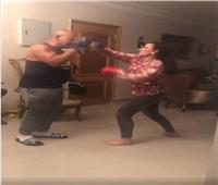 فيديو وصور.. محمد لطفي يدرب زوجته على الملاكمة