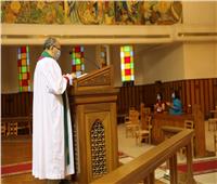 رئيس "الأسقفية" يصلي أول "قداس أحد" بعد فتح الكنائس للرعايا الأجانب