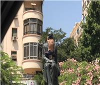 فيديو وصور| «غفوة وسيجارة» على رأس تمثال أمير الشعراء