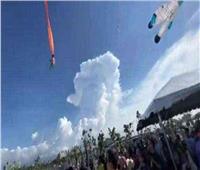 فيديو| طائرة ورقية تطير بطفلة لمسافة 10 أمتار في الهواء!
