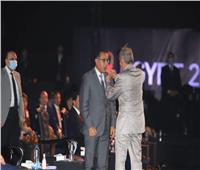 رئيس الاتحاد الدولي لكرة اليد يهدي رئيس الوزراء «دبوس ذهب»