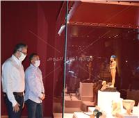 صور| وزير السياحة يتفقد معرض كنوز الملك توت عنخ آمون بمتحف الغردقة