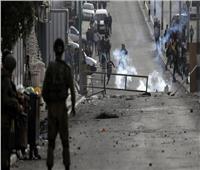 مواجهات بين قوات الاحتلال وفلسطينيين وسط الخليل.. وحالات اختناق بسبب الغاز