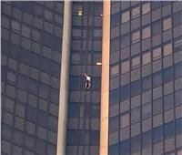 على طريقة «سبيدرمان».. شخص يتسلق أعلى برج في باريس بدون أي «حماية»| فيديو