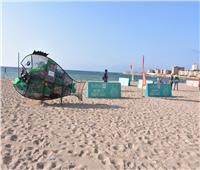 صور| 100 شاب وفتاة ينظفون شاطئ الأنفوشي من المخلفات البلاستيكية 