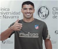 سواريز يجتاز الفحوصات الطبية ويظهر بقميص أتلتيكو مدريد