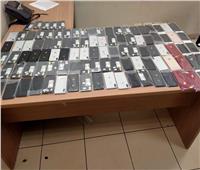 جمارك مطار القاهرة تحبط محاولة راكب تهريب 105 iPhones داخل هاندباج