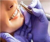 طبيب أسنان يوضح أعراض التهاب جذور الأسنان وطرق العلاج   