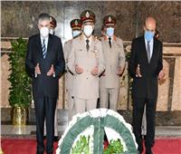 صور وفيديو| الرئيس ينيب وزير الدفاع للمشاركة في إحياء ذكرى رحيل الزعيم جمال عبد الناصر