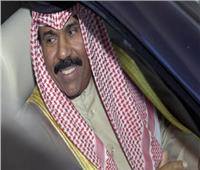 فيديو|دون حراسة أو موكب..أمير الكويت يقود سيارته عقب صلاة الجمعة 