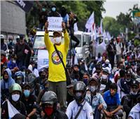 اندلاع اشتباكات وسط احتجاجات على قانون عمل جديد في إندونيسيا