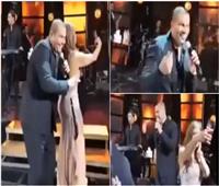 فيديو| عمرو دياب يتسبب في سقوط معجبة على المسرح