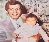 «بابتسامة كبيرة».. صورة تجمع رانيا محمود ياسين في طفولتها مع والدها