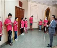 دعوة لتدريب الأطفال من ذوي الإعاقة البصرية على استخدام العصا بالمدارس 