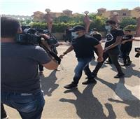 فيديو | أحمد السقا يصل مسجد الشرطة لتشيع جثمان محمود ياسين  