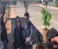 فيديو| نهال عنبر تصل مسجد الشرطة لتشيع جثمان محمود ياسين  