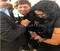سهير رمزي تفقد وعيها خلال دفن جثمان محمود ياسين