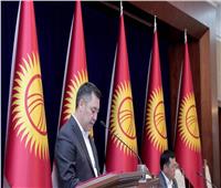 رئيس وزراء قرغيزستان يعلن قيامه بسلطات الرئاسة بعد تنحي الرئيس