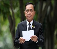 رئيس وزراء تايلاند يتعهد بالبقاء في منصبه والمتظاهرون يتحدون الحظر