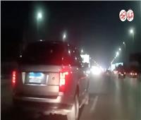خاص فيديو| محمد رمضان يخطف الأنظار بسيارته الفارهة أعلى «المحور»
