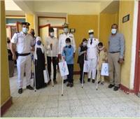 صور.. رجال الشرطة يزورون مدارس ذوي الإعاقة في اليوم العالمي للمكفوفين