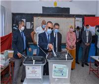 انتخابات النواب 2020| محافظ الإسكندرية يدلي بصوته في مدرسة عمر مكرم الابتدائية .. فيديو 