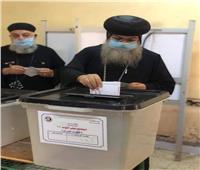 انتخابات النواب 2020| أسقف المنيا يدلي بصوته في لجنة ناصف الإسلامية