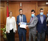 وزير الرياضة يُـكرم منتخب مصر لرفع الأثقال للمكفوفين