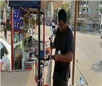 فيديو وصور| «الشغل مش عيب».. خريج ألسن يتحدى البطالة بعربة قهوة 